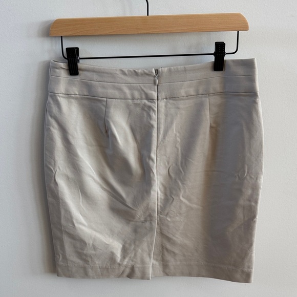🤍 Banana Republic Cream Skirt
Size 4P (Petite) - Picture 3 of 7
